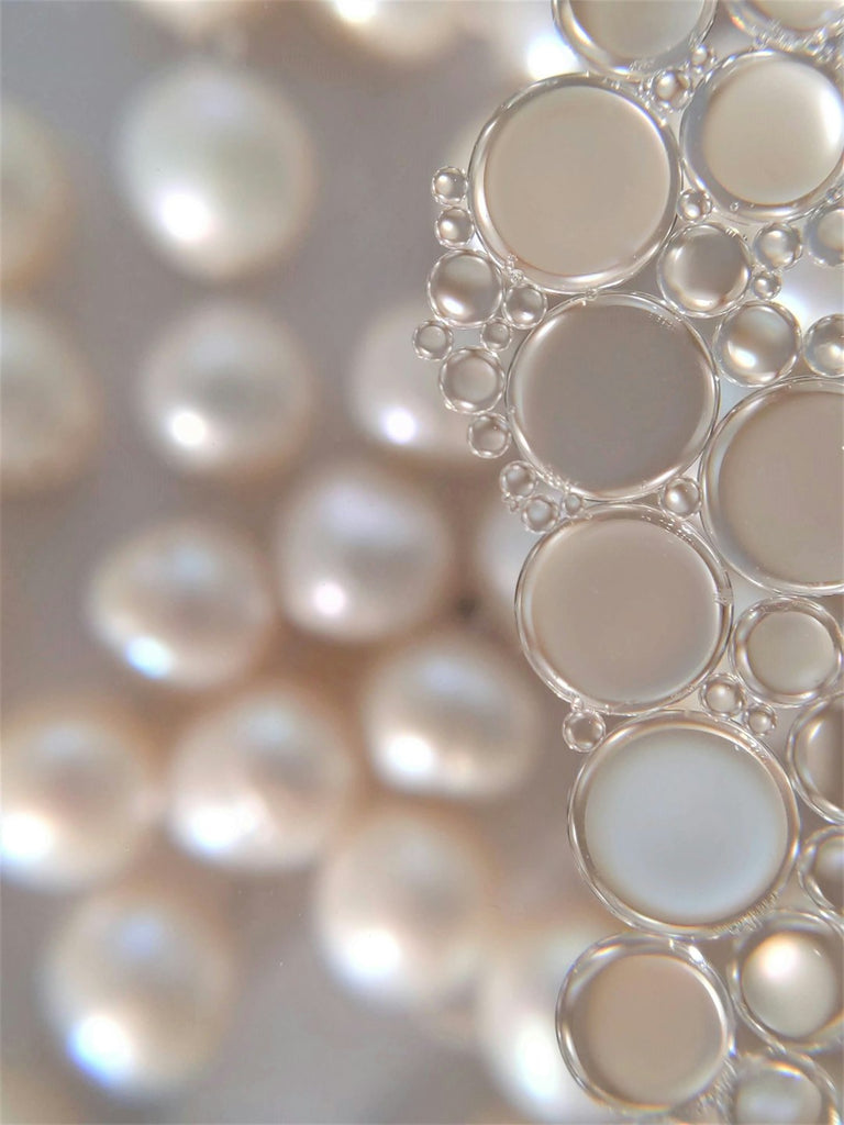 Tahitian Pearls vs. Freshwater Pearls: What's the Difference?