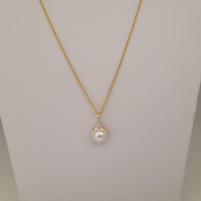 Yellow Gold 18K Diamond and Australian Mabe Pearl Pendant Necklace