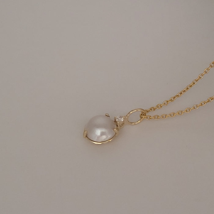 Yellow Gold 18K Diamond and Australian Mabe Pearl Pendant Necklace