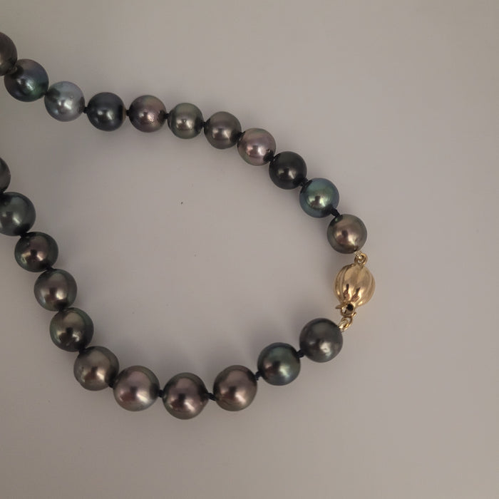 Tahiti Pearls Necklace 8-9 mm Excellent Luster 18K Gold Clasp