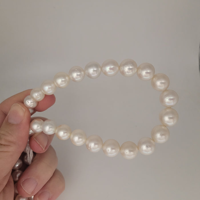 White South Sea Pearls Round 8-13 mm 18K Gold Clasp